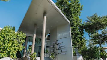 Breakfast, lunch, dinner served; Thai cuisine