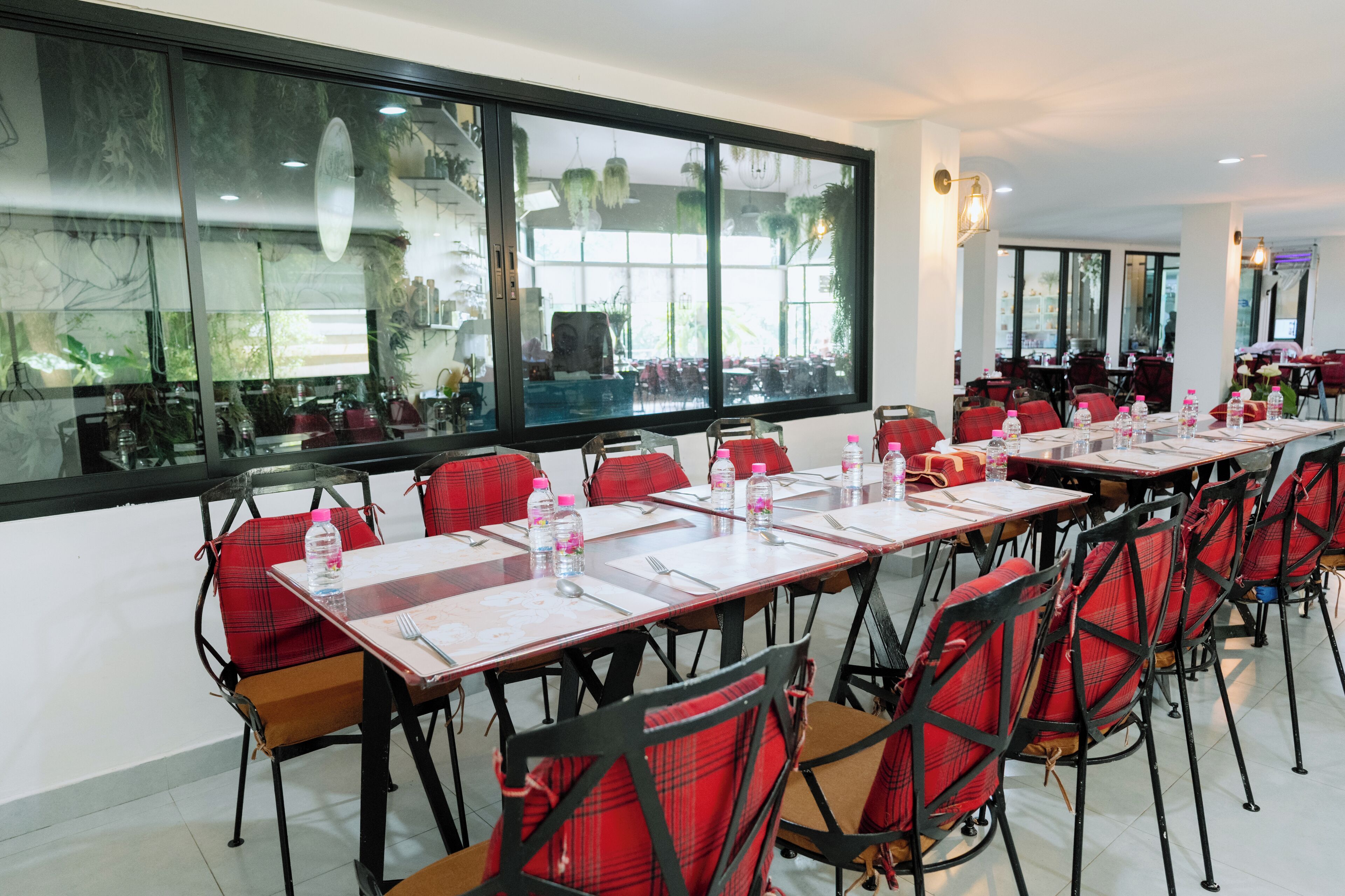 供應早餐、午餐和晚餐，泰國料理