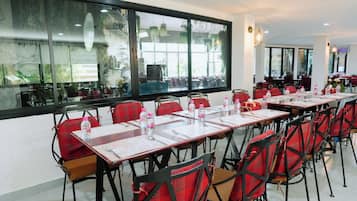 Breakfast, lunch, dinner served; Thai cuisine