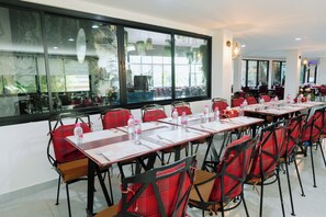 حيث تُقدم وجبات الإفطار، الغداء، العشاء، الأطباق التايلاندية