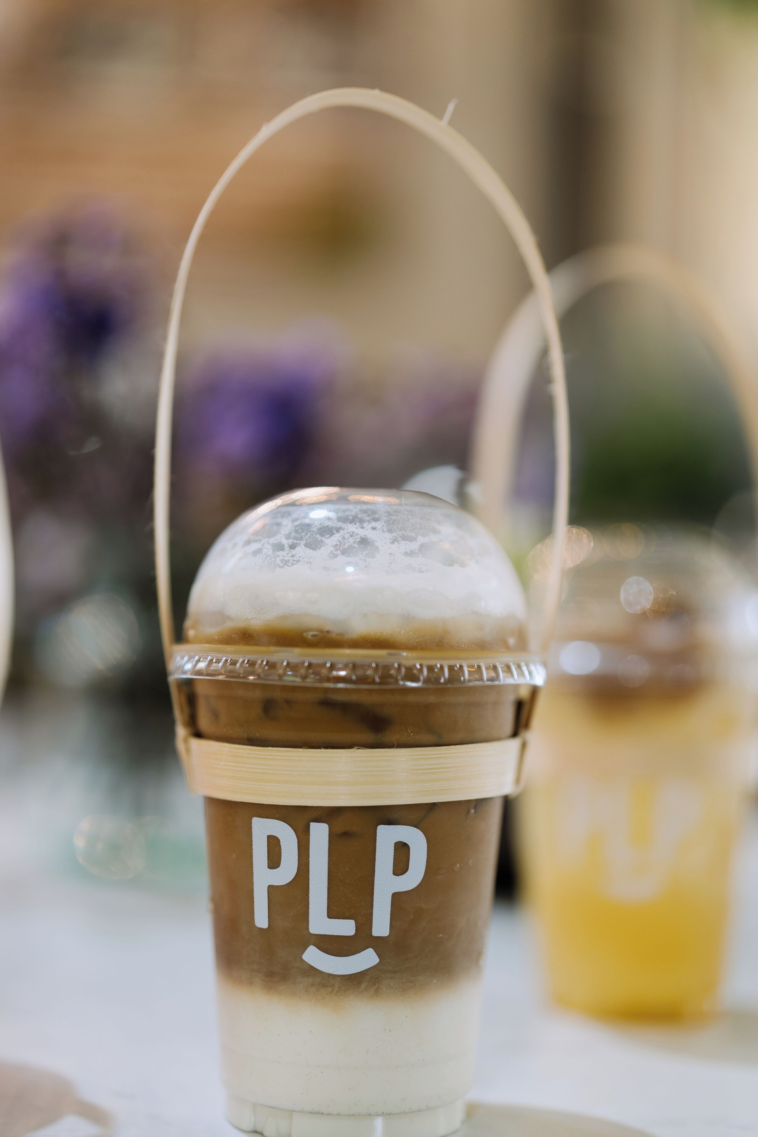 Una bebida con pajita y tapa, identificada con la etiqueta “PLP”.