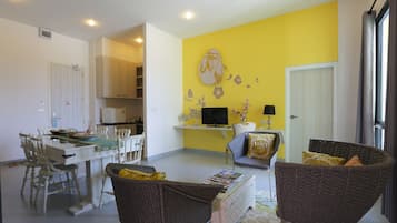 Executive Suite, 1 King Bed, Corner | Bathroom | Shower, free toiletries, hair dryer, slippers