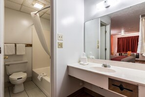 Combined shower/bathtub, towels