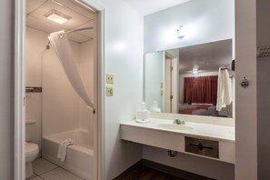 Combined shower/bathtub, towels