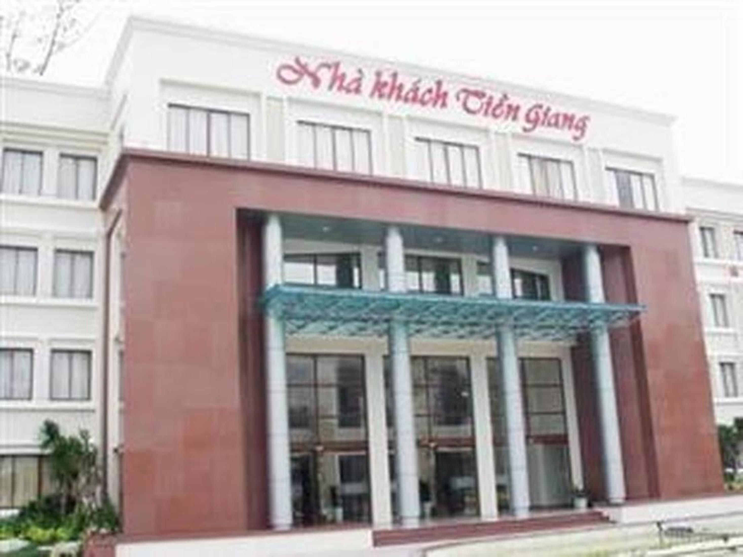 A building with a sign reading "Shá khách Tân Giang".