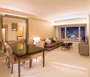 2 ห้องนอน, ตู้นิรภัยในห้องพัก, โต๊ะทำงาน, เตารีด/โต๊ะรีดผ้า