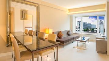 2 Schlafzimmer, Zimmersafe, Schreibtisch, BĂŒgeleisen/BĂŒgelbrett