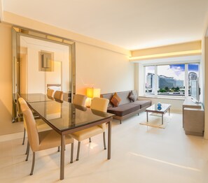 2 bedrooms, in-room safe, desk, iron/ironing board - Kowloon Harbourfront Hotel (Kowloon)