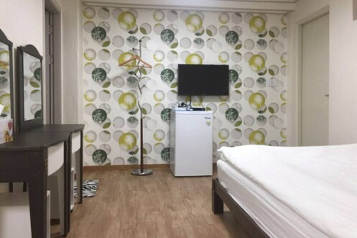 トリプルルーム (Bigger than most rooms in Seoul) | 防音設備、WiFi (無料)