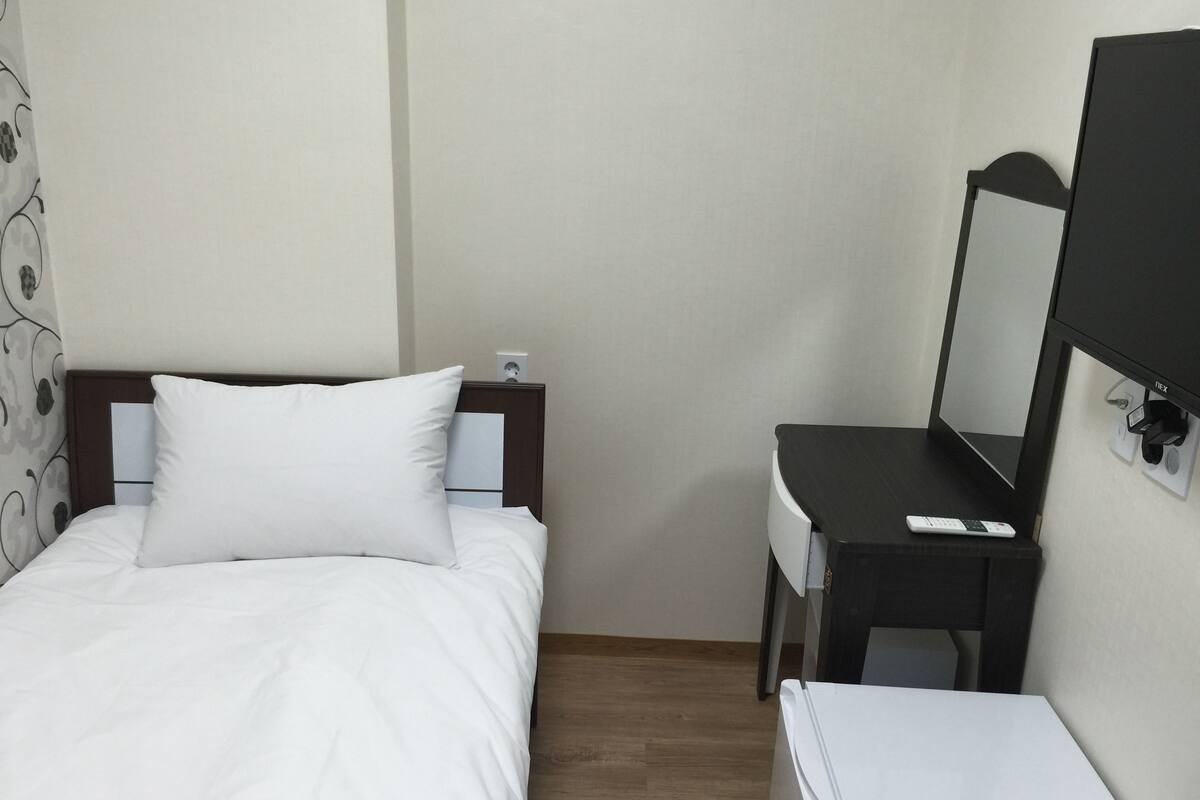 シングルルーム (Bigger than most rooms in Seoul) | 防音設備、WiFi (無料)