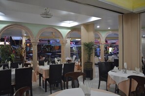 Phục vụ bữa sáng, bữa trưa và bữa tối