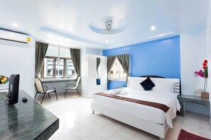 Deluxe-huone, 1 suuri parisänky, kaupunkinäköala | Minibaari, tallelokero huoneessa, työpöytä, äänieristys