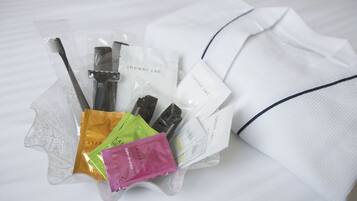 Combined shower/bathtub, deep-soaking bathtub, free toiletries