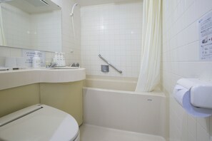 Suihkun ja ammeen yhdistelmä, syvä kylpyamme, ilmaiset hygieniatuotteet