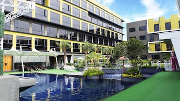 Seasonal outdoor pool, free cabanas, sun loungers