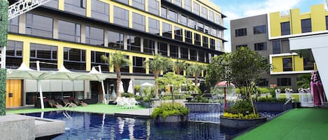 Seasonal outdoor pool, free cabanas, sun loungers