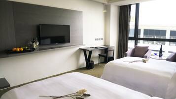 Twin Room | Minibar (free items), in-room safe, desk, WiFi (free)