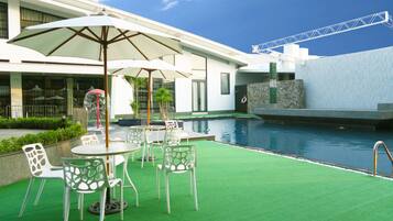 Seasonal outdoor pool, free cabanas, sun loungers