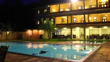 Kolam renang outdoor