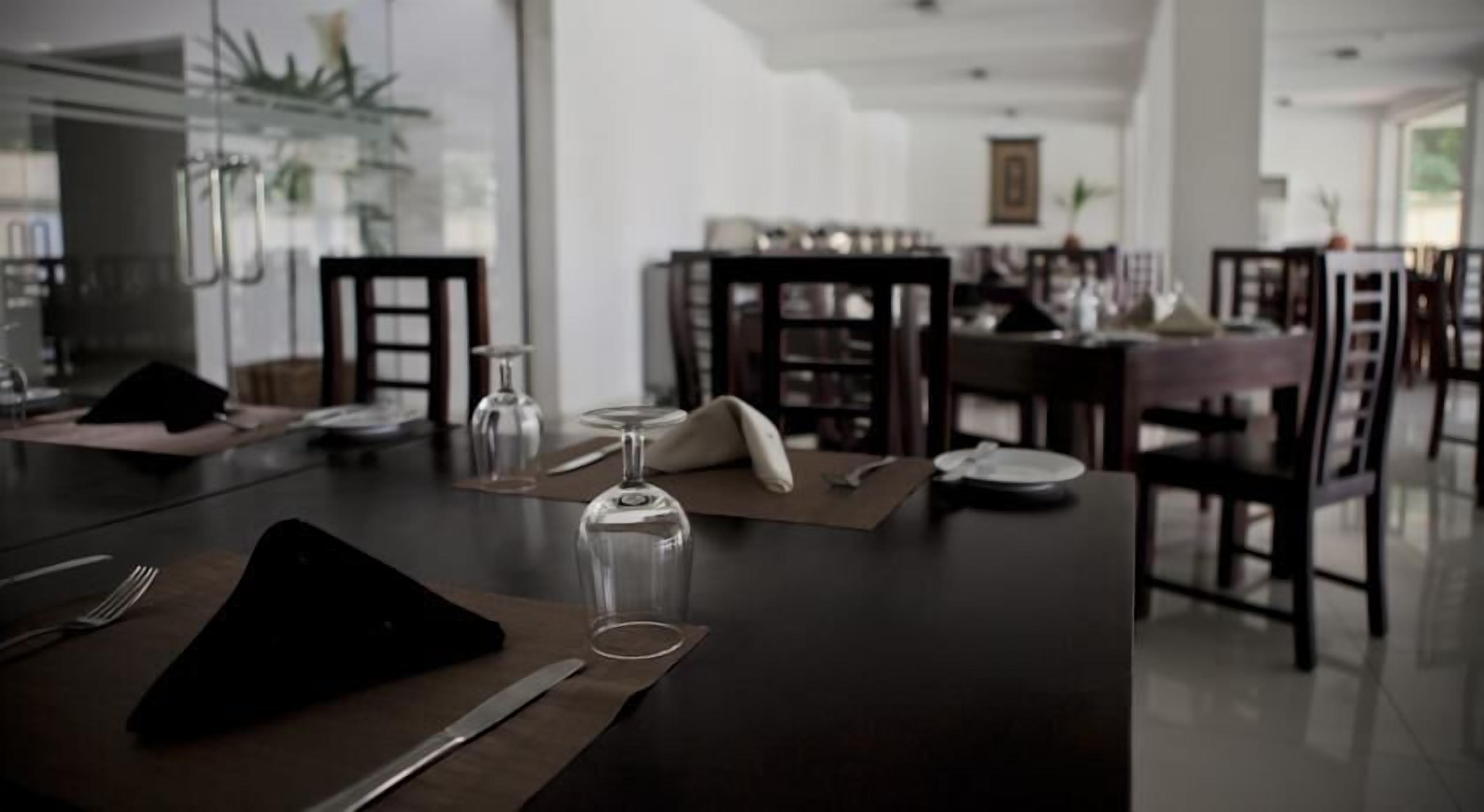 Lunch and dinner served, international cuisine