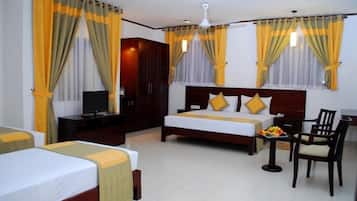 Kamar Double Deluks | Minibar, brankas, meja kerja, dan tirai kedap cahaya