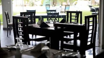 Lunch and dinner served, international cuisine
