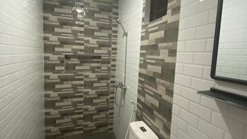 Habitación Deluxe doble | Baño | Ducha y cabezal de ducha tipo lluvia