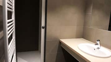 Een douche, handdoeken