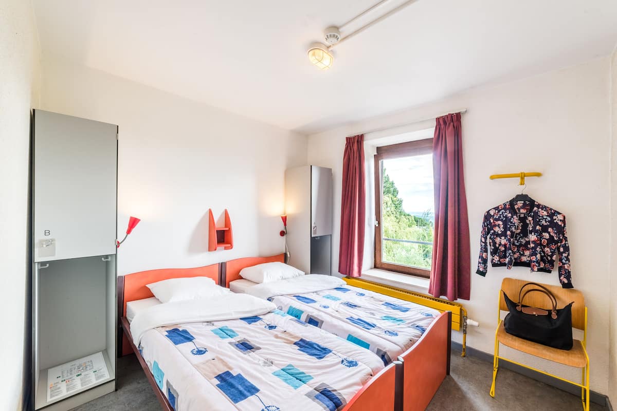 Twin Room, Ensuite | In-room safe, soundproofing, free WiFi, bed sheets