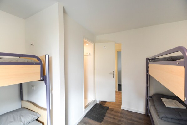 Quadruple Room, Private Bathroom | Soundproofing, free WiFi, bed sheets - Auberge de Jeunesse de La Roche-Champlon (Tenneville)