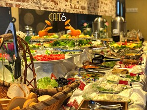 Petit déjeuner (5 USD par personne)