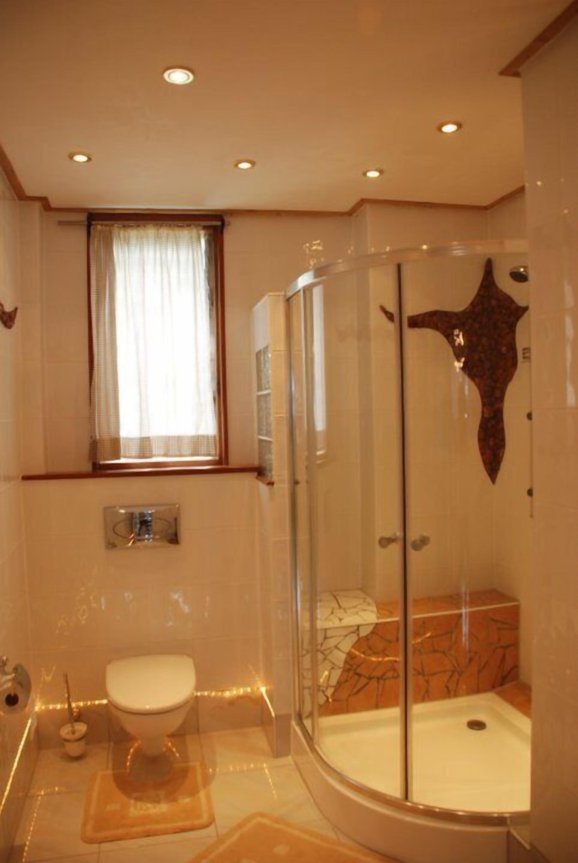 shower, free toiletries, towels