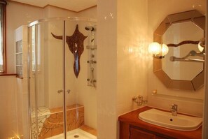 Douche, articles de toilette (gratuits), serviettes fournies