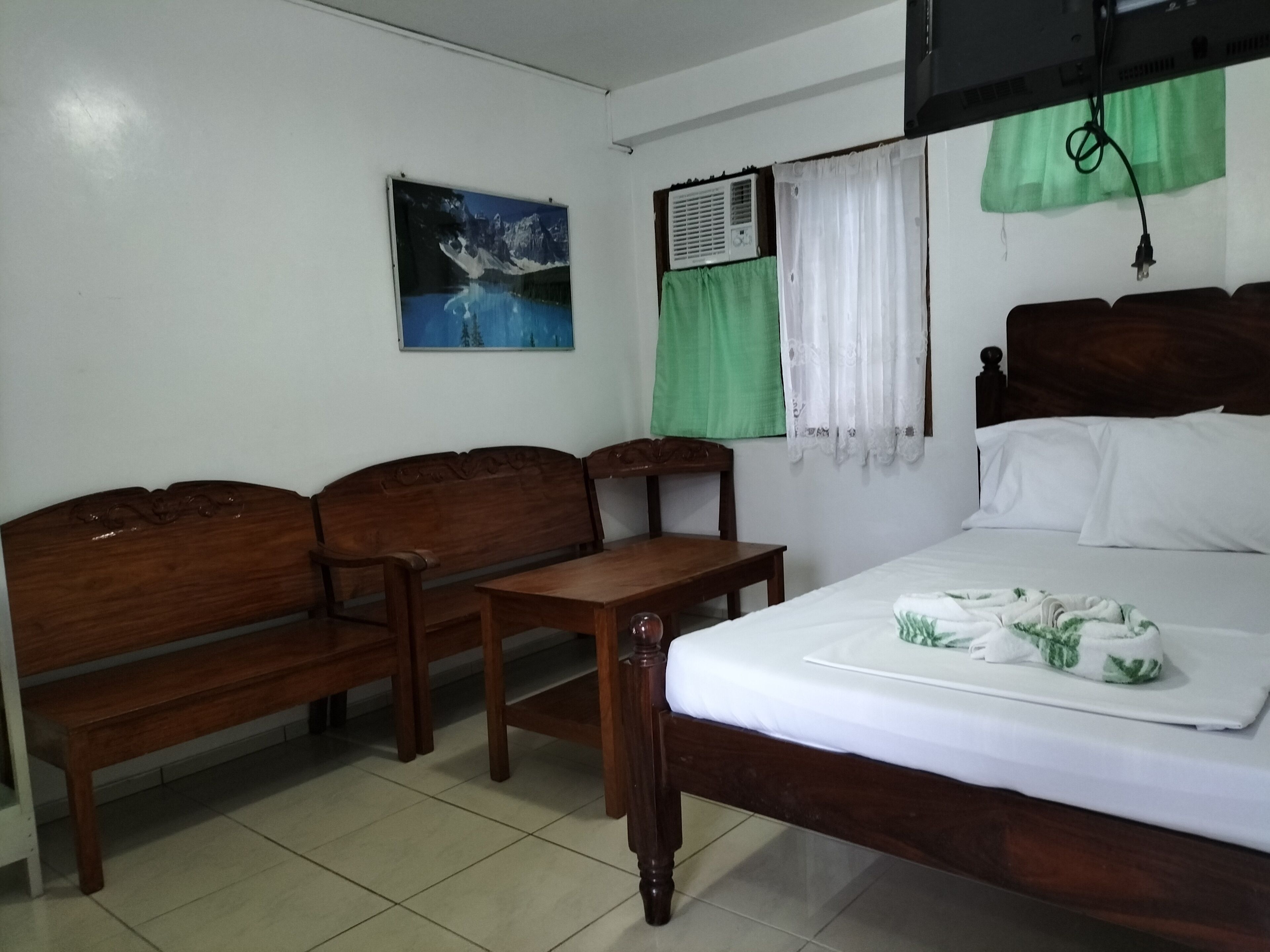 standard room | in-room safe, desk