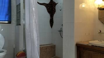 Ducha, artículos de tocador gratuitos, toallas