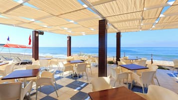 Beach nearby, free beach shuttle, beach bar