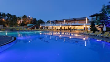 Innenpool, 3 Außenpools, Sonnenschirme, Liegestühle