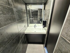 Habitación con 2 camas individuales | Baño | Regadera y toallas 