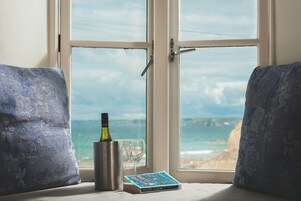 Escritorio, tabla de planchar con plancha y wifi gratis 