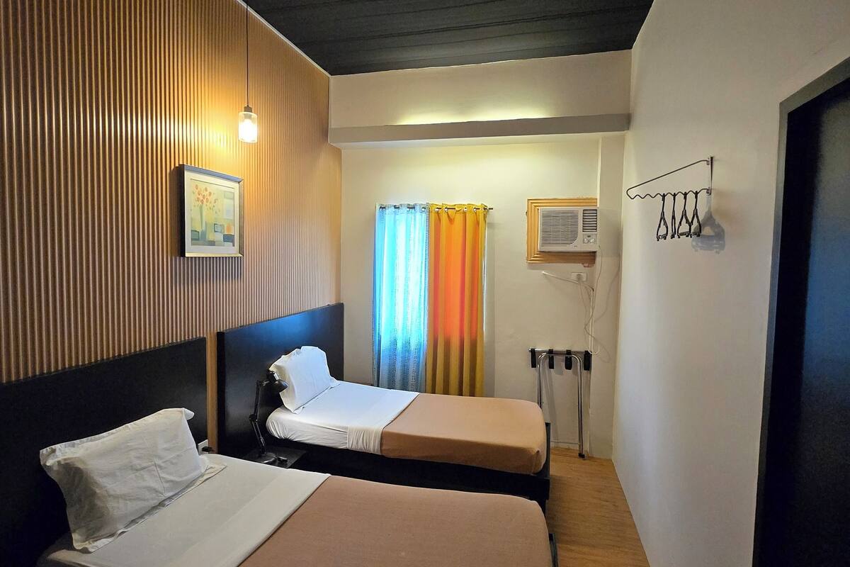 Twin Deluxe | Desk, blackout drapes, rollaway beds, free WiFi