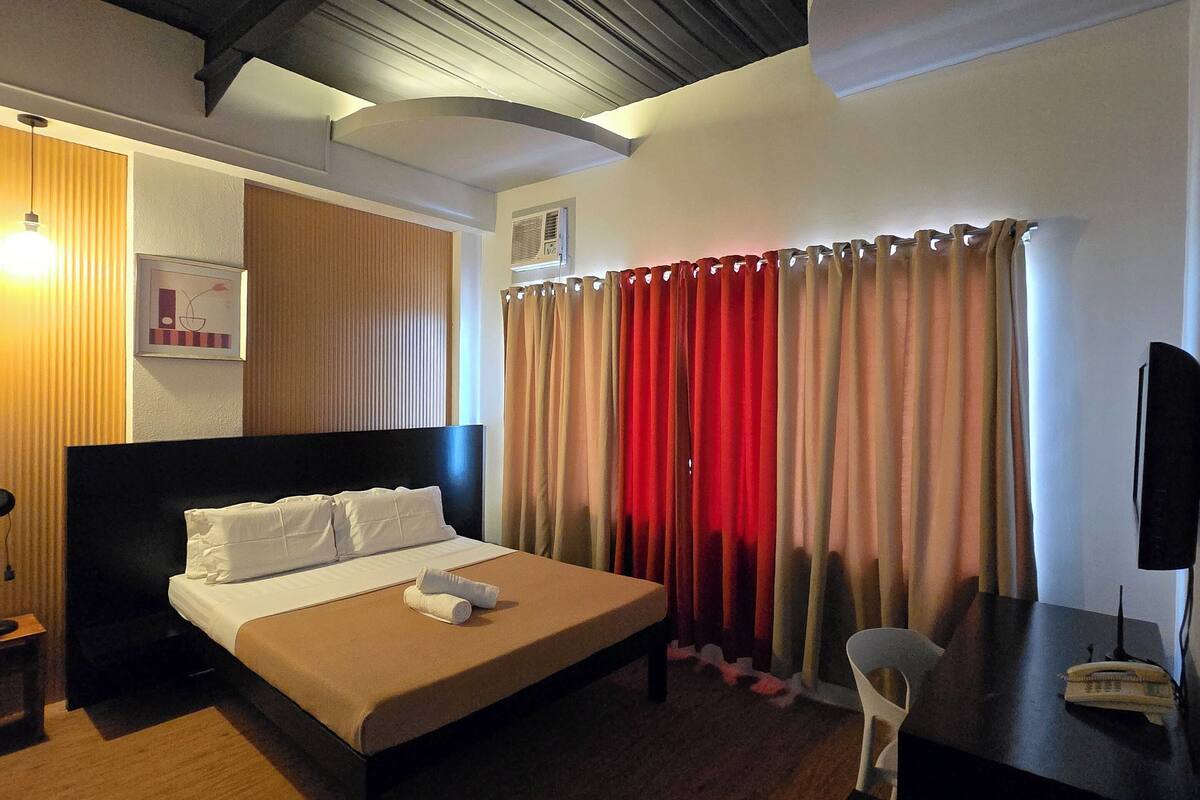 Queen Deluxe | Desk, blackout drapes, rollaway beds, free WiFi