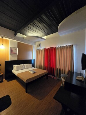 Queen Deluxe | Desk, blackout drapes, rollaway beds, free WiFi - First Pacific Inn (Davao)