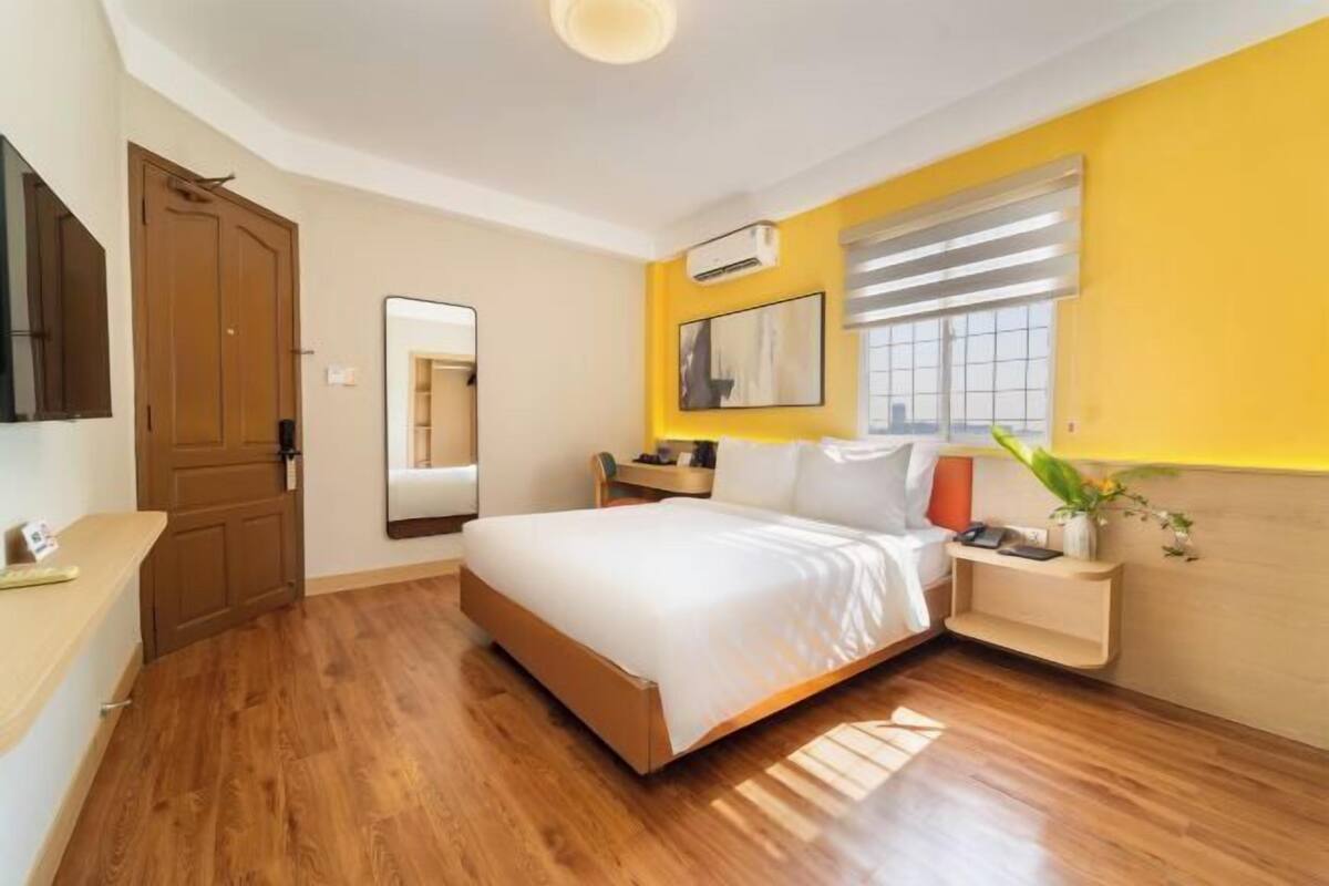 Premium bedding, minibar, in-room safe, desk