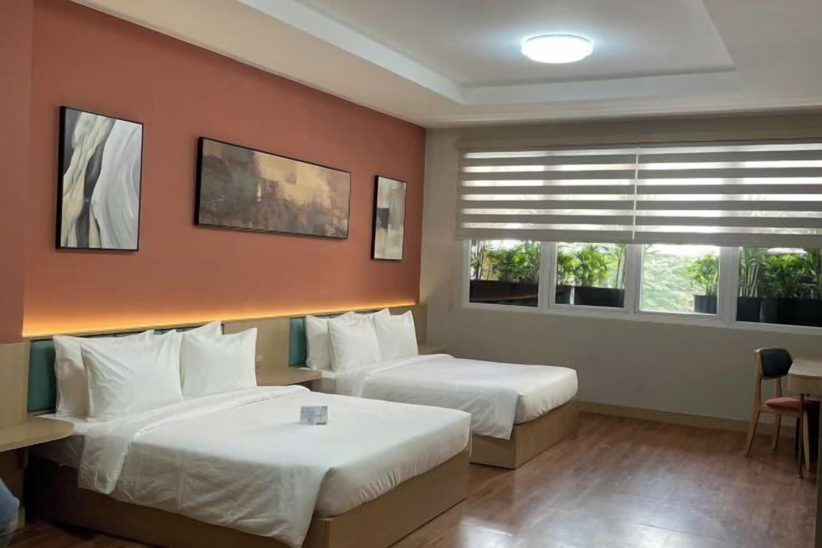 Bộ đồ giường cao cấp, minibar, két bảo mật tại phòng, bàn 