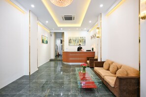 32-inch LCD TV with cable channels, TV - TN Central Hotel (Ho Chi Minh City)