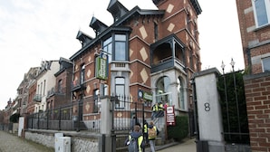 A historic building with a distinctive architectural style, featuring a corner turret and a balcony. - Auberge de Jeunesse de Namur - Hostel (Namur)