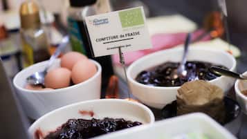 Sudah termasuk sarapan prasmanan setiap hari