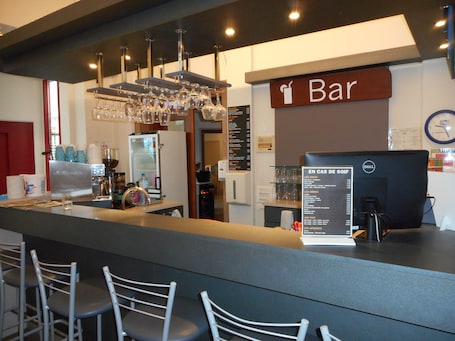 Bar (on property). Auberge de Jeunesse de Tournai - Hostel