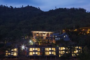 Fassade der Unterkunft – Abend/Nacht
