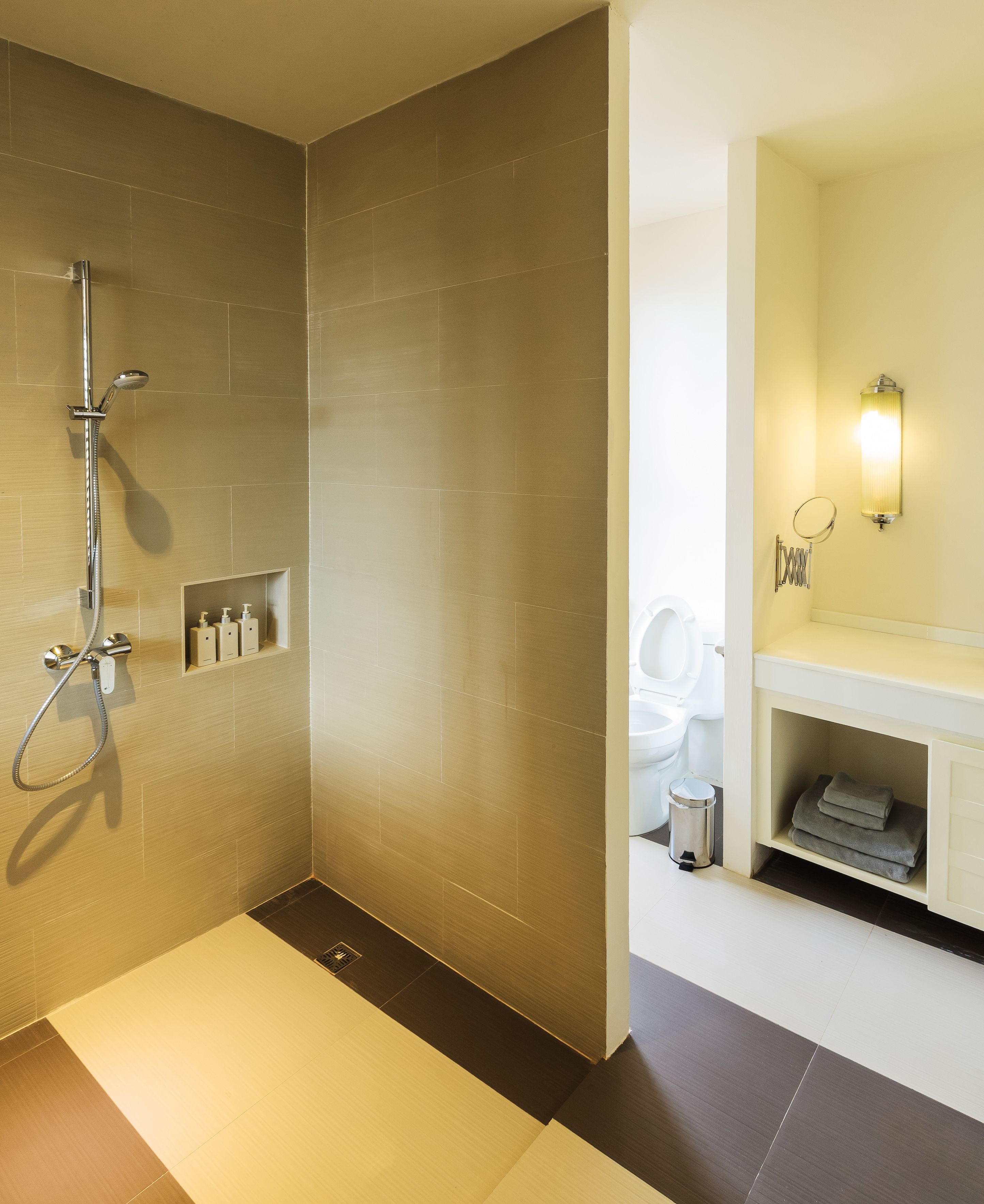 Un baño moderno con ducha, inodoro y lavamanos.